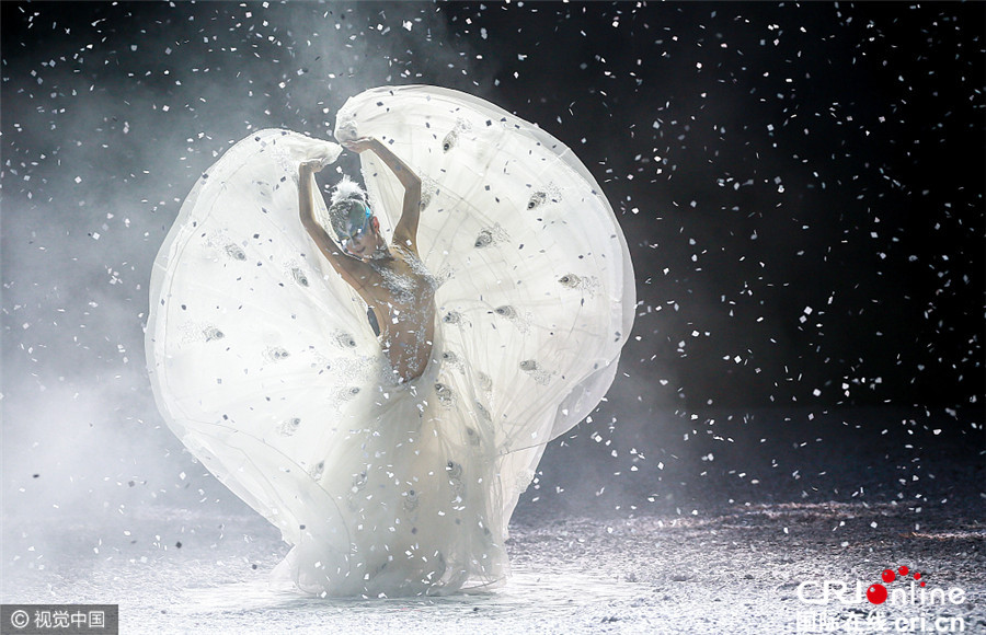 《孔雀之冬》唯美惊艳 杨丽萍玩弄光影魅力舞姿动人