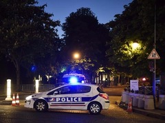 巴黎香榭丽舍大街发生枪击事件 一名警察殉职