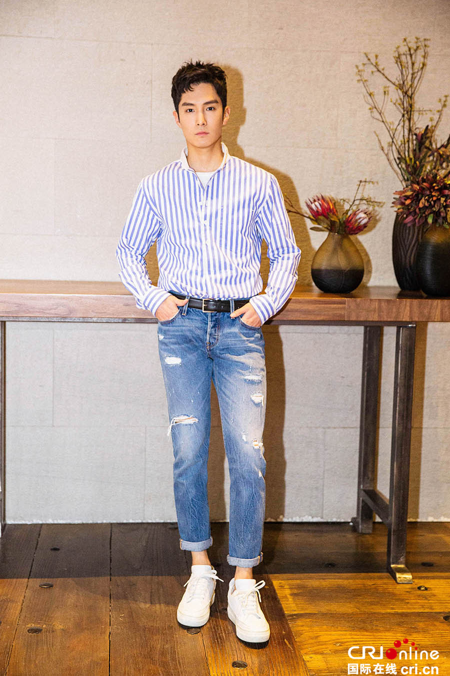 盛一伦清爽系写真 休闲风透露夏日动感