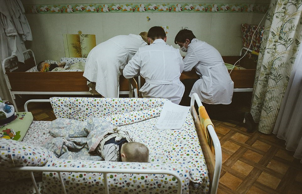 明斯克孤儿院被曝忽视儿童多名儿童饿到骨瘦如柴组图