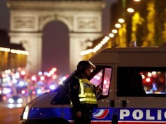 巴黎槍手被曝曾因槍擊警察坐牢 警方清晨搜查其住所