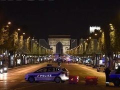 法國巴黎香榭麗舍大街發生槍擊事件致一名警察殉職