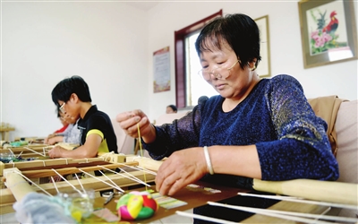 “盛京滿繡”項目讓貧困村婦女在家門口實現就業