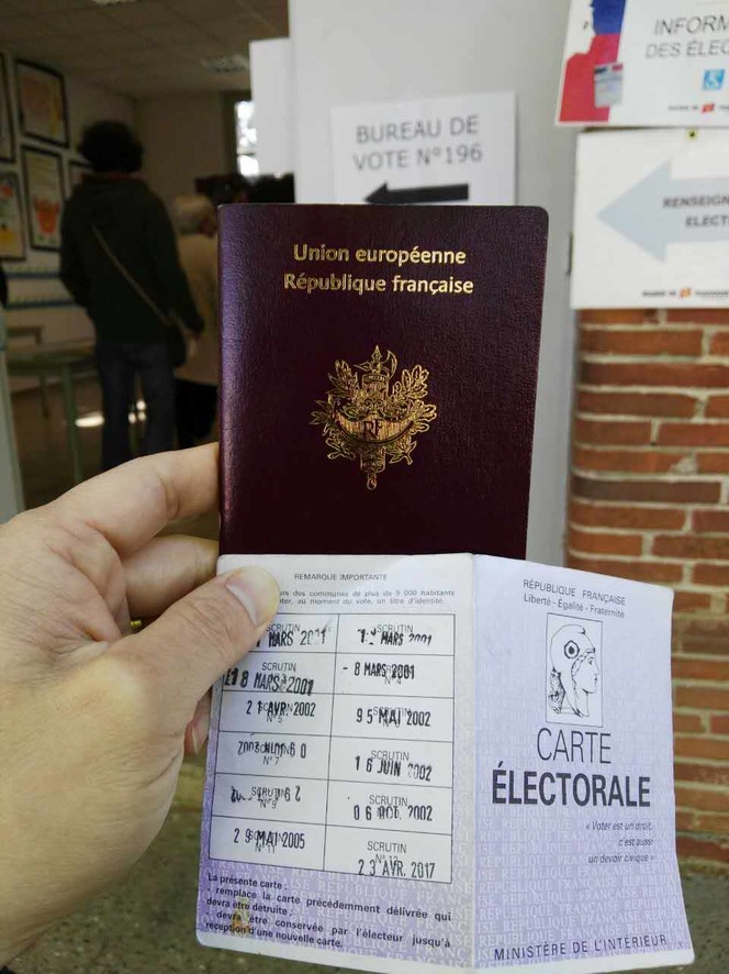 在法国，一名合格的选民需要先进行网上登记，成为登记选民。并且在投票时出示自己的选举证和身份证（或者护照），缺一不可。现场会有区政府的行政人员严格检查。（前方特约记者 良辰）