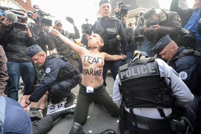 裸身抗议勒庞的抗议者