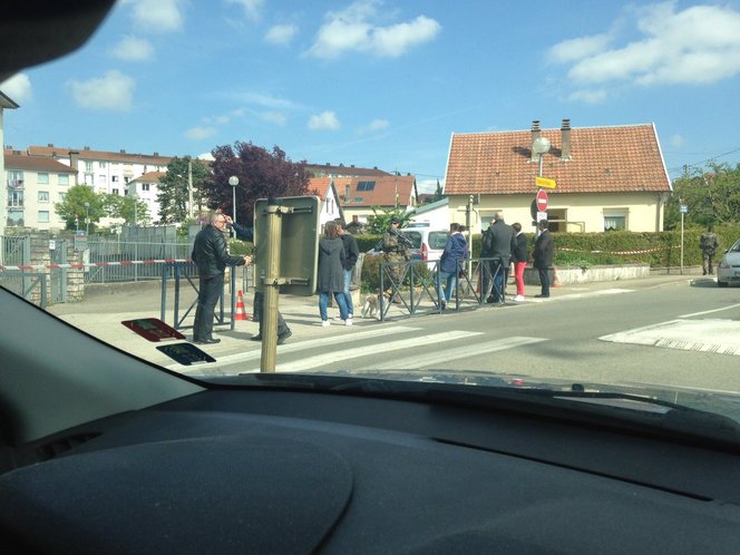 法国东部一投票站因发现可疑车辆而遭疏散和关闭