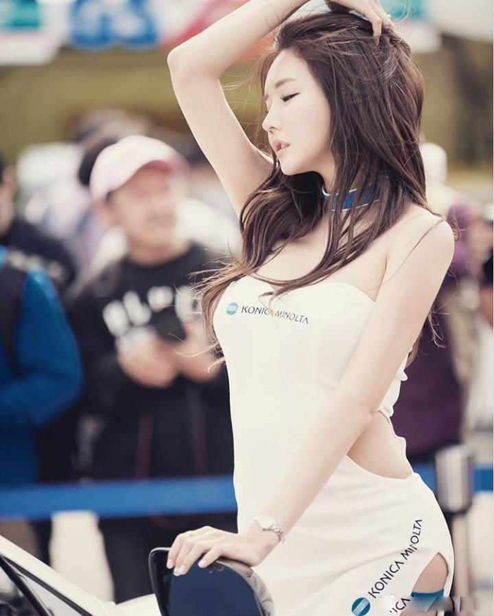 美少女变身赛车女郎 萝莉脸配魔鬼身材