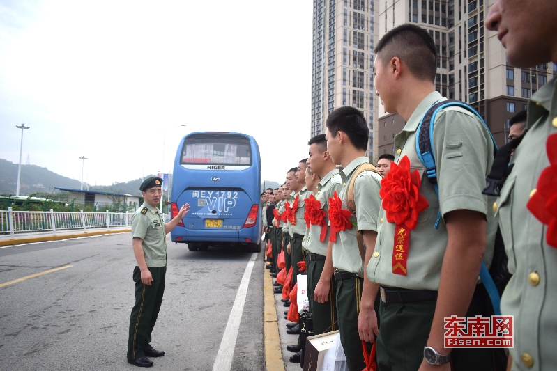 武警漳州支队百余名官兵光荣退伍