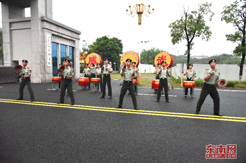 武警漳州支队百余名官兵光荣退伍