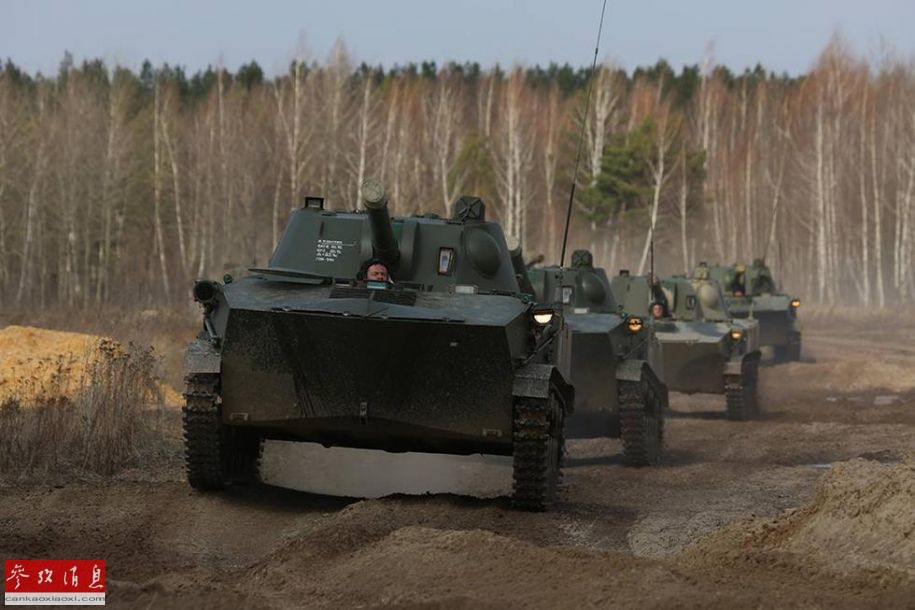 尴尬不已!俄军摆拍耍酷身后战车掉链(组图)