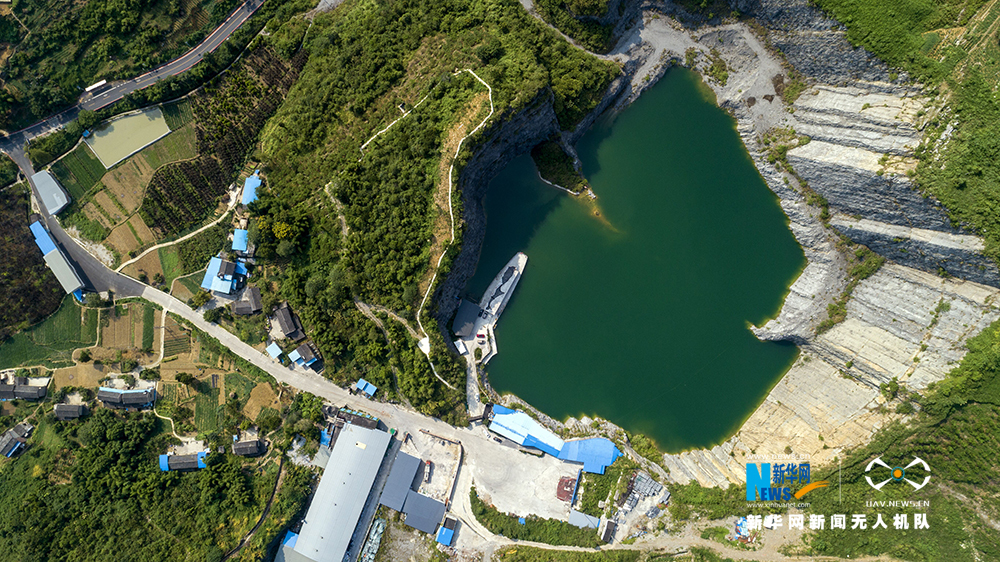 航拍不一样的湖泊美景 重庆废弃石坑的“逆袭”