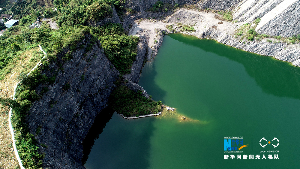 航拍不一样的湖泊美景 重庆废弃石坑的“逆袭”