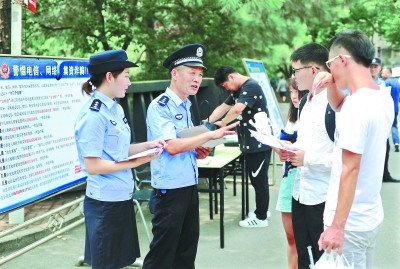 民警讲授“开学第一课”