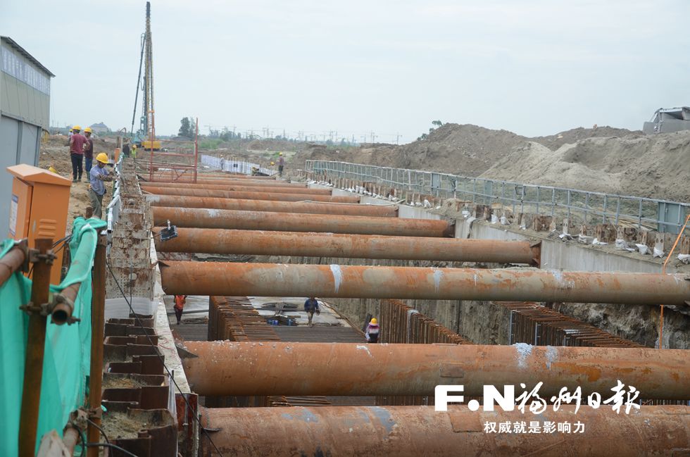 东南快速通道万新路复线段动建 新老城区路成网