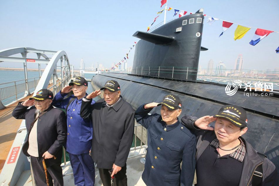 中国第一艘核潜艇青岛亮相 退役老兵合影忆往昔(组图)