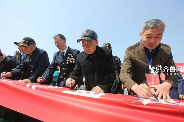 中国第一艘核潜艇青岛亮相 退役老兵合影“忆往昔”