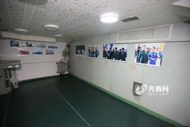 中国第一艘核潜艇青岛亮相 退役老兵合影“忆往昔”