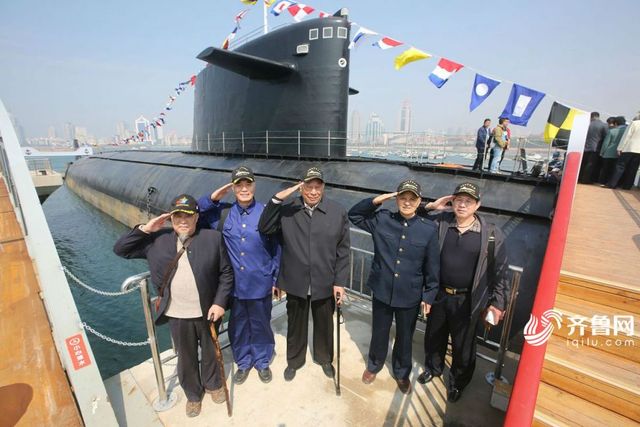 中国第一艘核潜艇青岛亮相退役老兵合影忆往昔组图