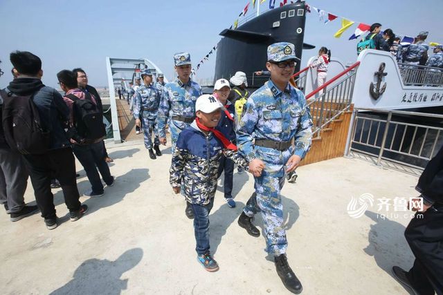 中国第一艘核潜艇青岛亮相 退役老兵合影“忆往昔”