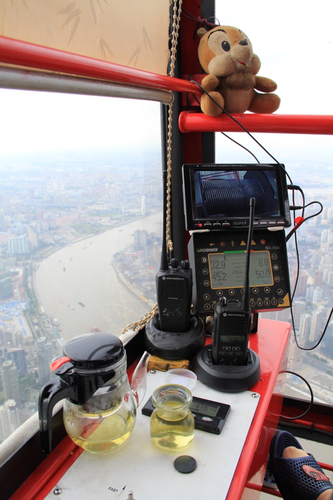 魏师傅在微博晒过一张照片:   我在上海最高的驾驶室喝铁观音
