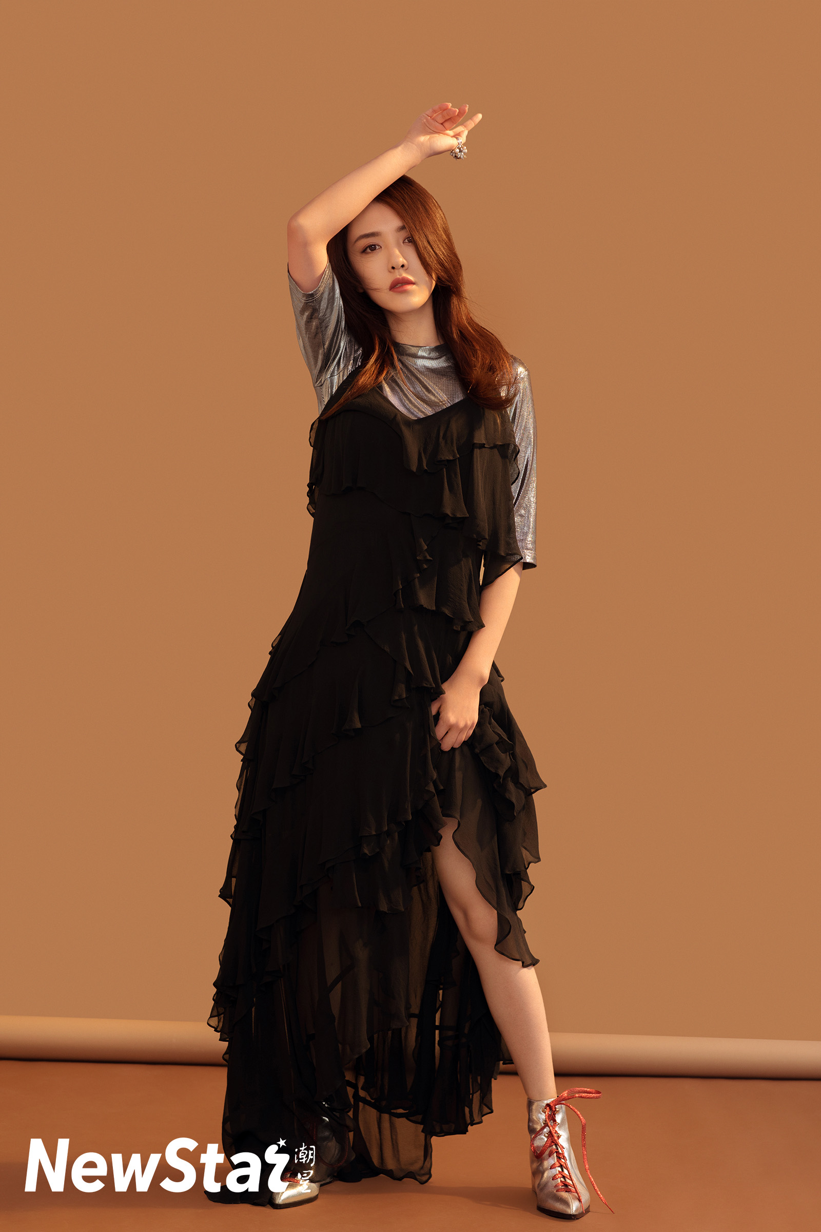 王晓晨深邃眼眸直击人心 完美身材曲线凹凸有致