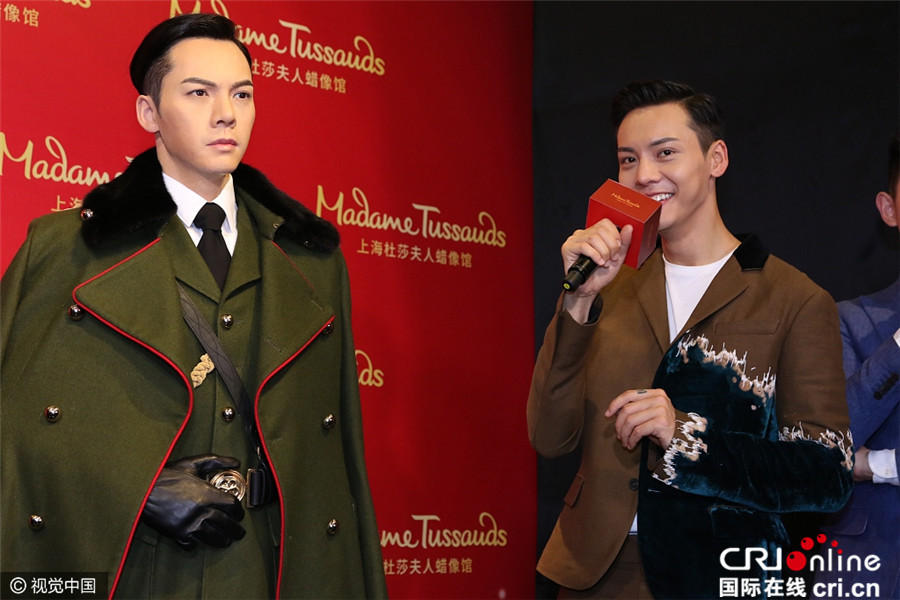 陈伟霆"佛爷"蜡像揭幕 军装杀正气凛然被自己帅到
