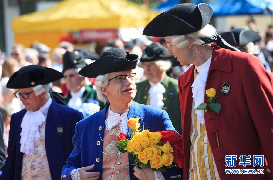 4月24日,在瑞士苏黎世,人们身着中世纪服装参加"送冬节"古装游行.