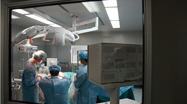 上海瑞金医院成功手术“抽动秽语综合征”