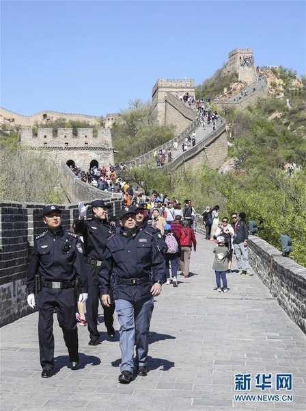 4月24日，中意警員在八達(dá)嶺長(zhǎng)城進(jìn)行聯(lián)合警務(wù)巡邏。新華社記者 殷剛 攝