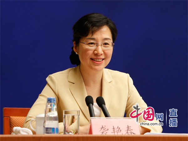 国新办新闻局副局长袭艳春主持发布会