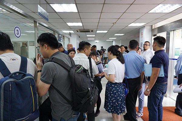 图片默认标题_fororder_上海市青浦区夏阳派出所内等待申办居住证的台胞。（上海市台办供图）