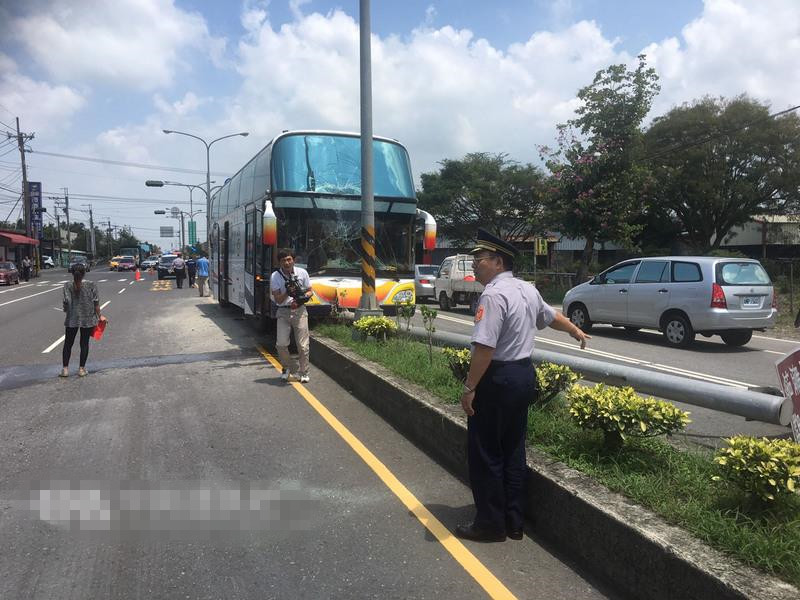 台灣一輛陸客團遊覽車撞上安全島 6人輕傷