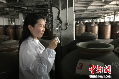 不戀紅粧、偏愛酒香 揭秘女品酒師的“舌尖生活”