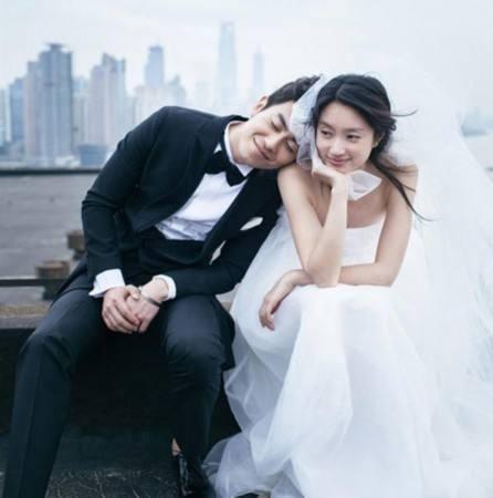 因戲生情,2013年6月兩人步入結婚殿堂,2015年,朱亞文老婆沈佳妮更是為