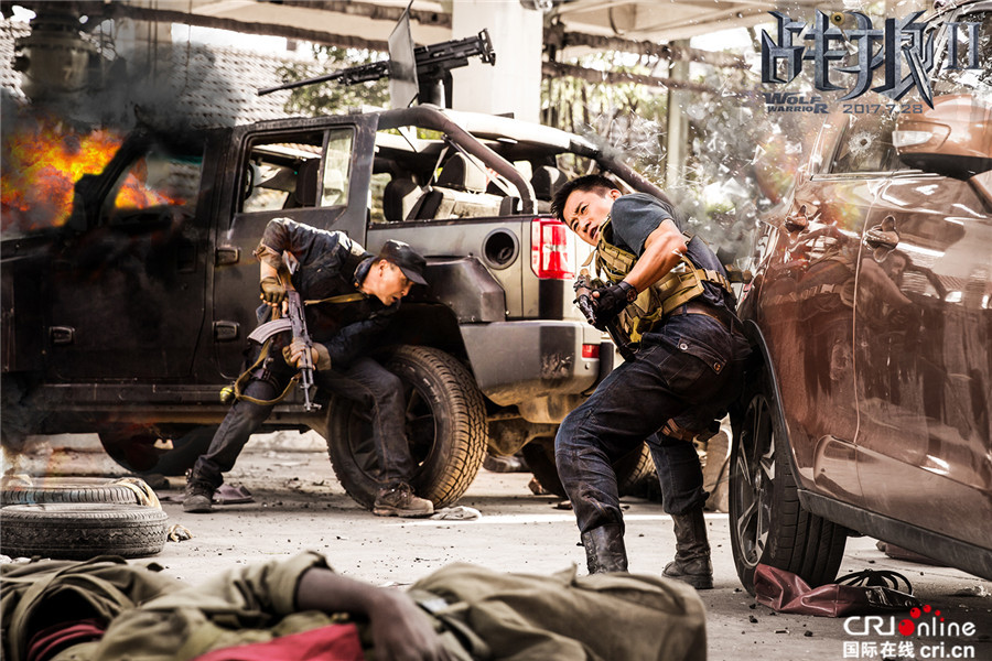 受着腰伤 达康书记《战狼2》苦练"单手换弹夹"