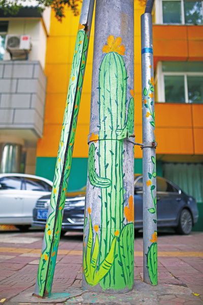 西安市和平门内的电线杆被装饰得富有生机.