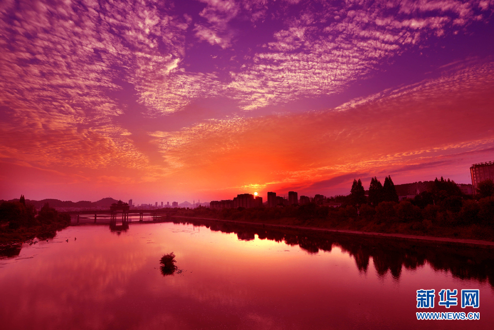 安徽：秋日新安江出現壯觀“魚鱗雲”