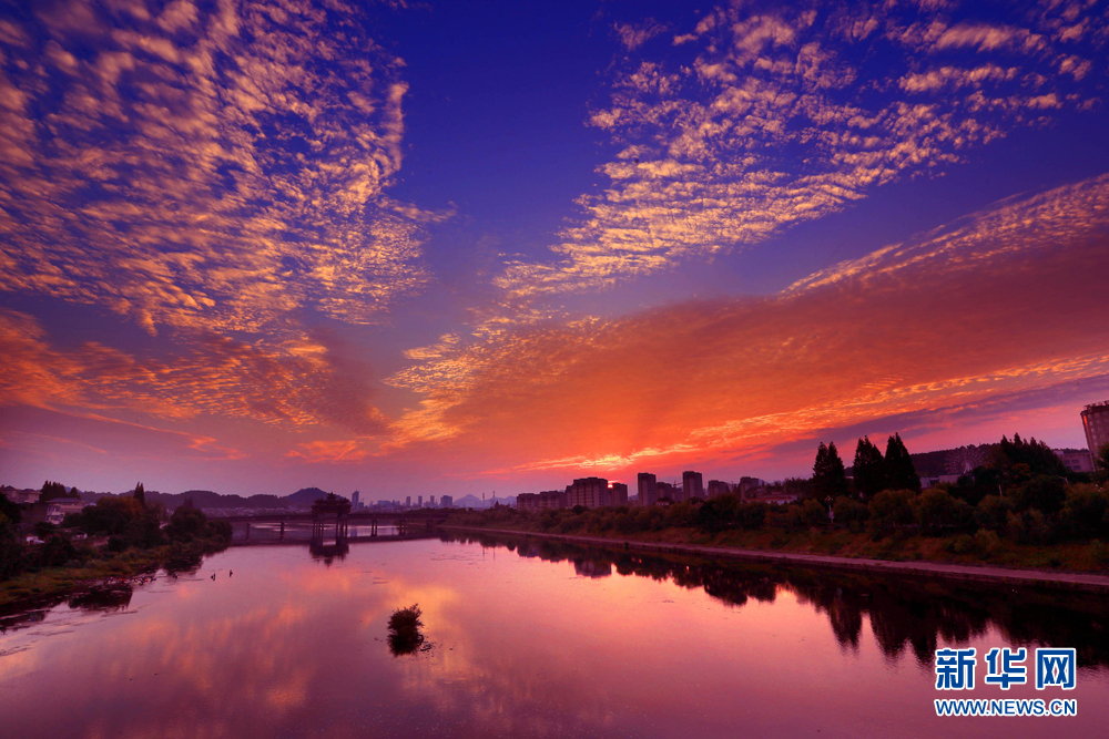 安徽：秋日新安江出現壯觀“魚鱗雲”