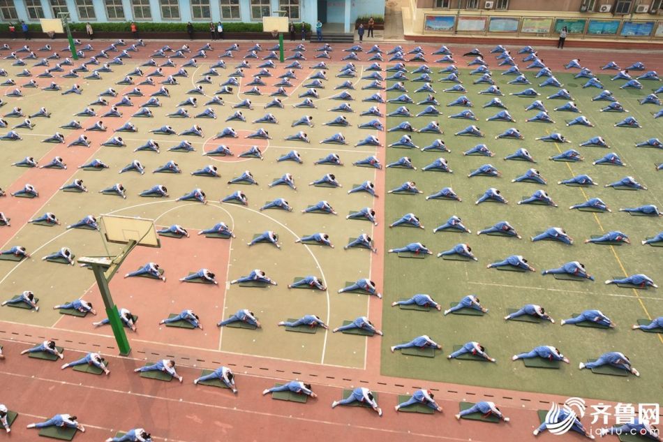 整齐划一！济南一小学“最牛课间操”堪比体操运动员