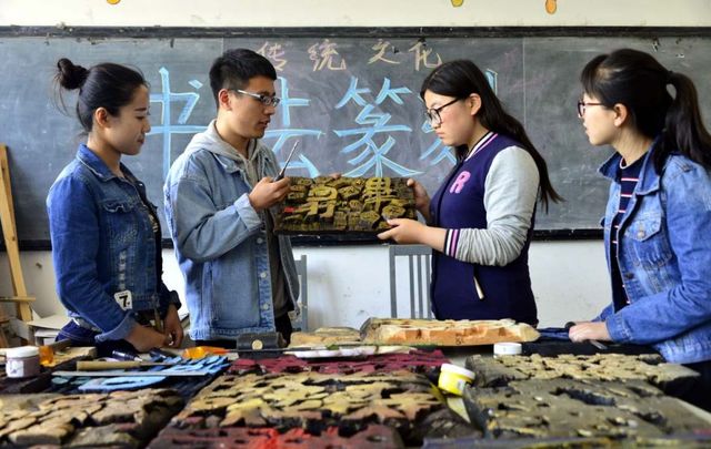 聊城女大学生学篆刻 体验传统文化魅力(组图)