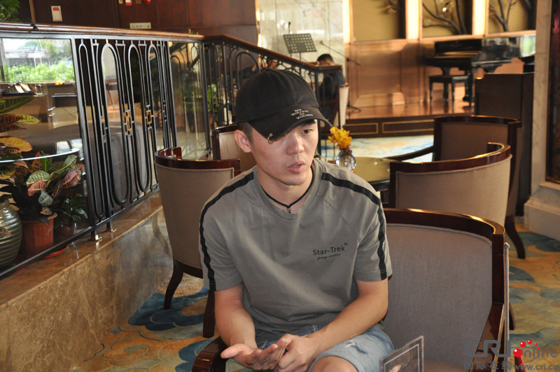 导演方亮接受记者采访