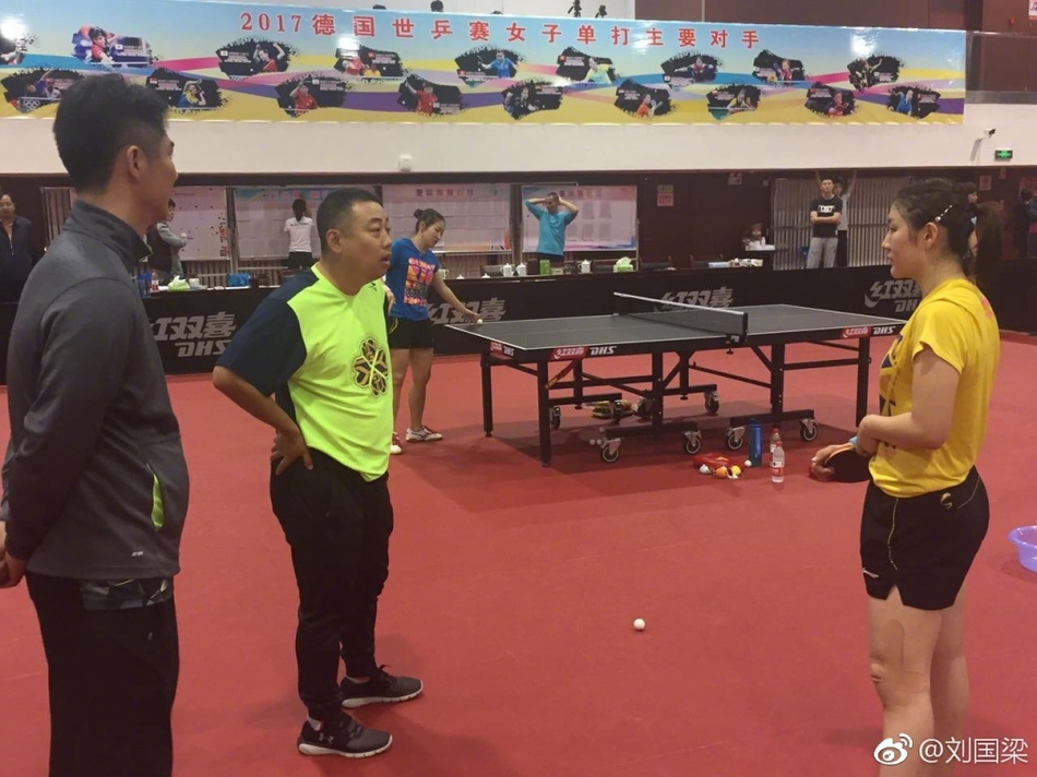 刘国梁指导女队训练 同马琳王皓吃火锅