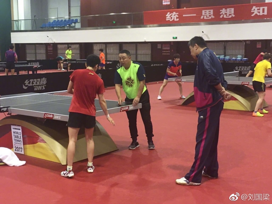 刘国梁指导女队训练 同马琳王皓吃火锅