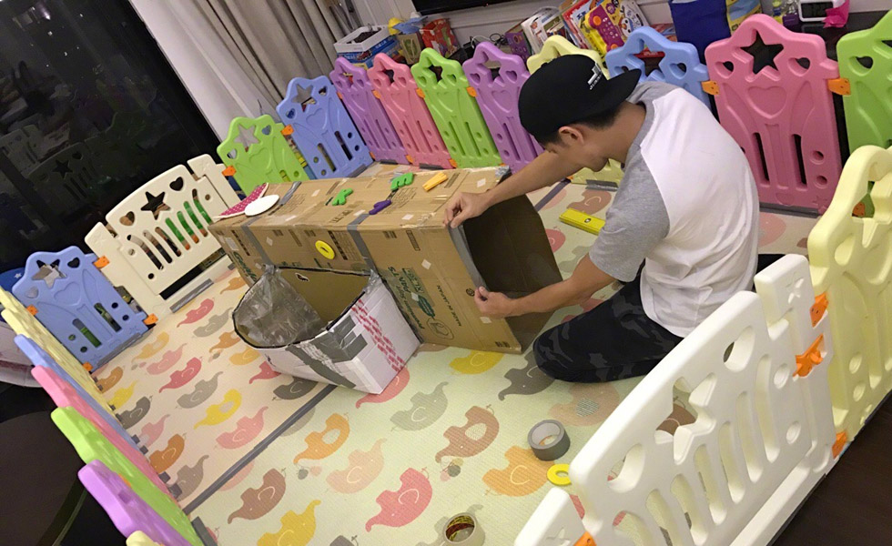 林志颖用旧纸箱为仨儿子做山洞 双胞胎长高不少