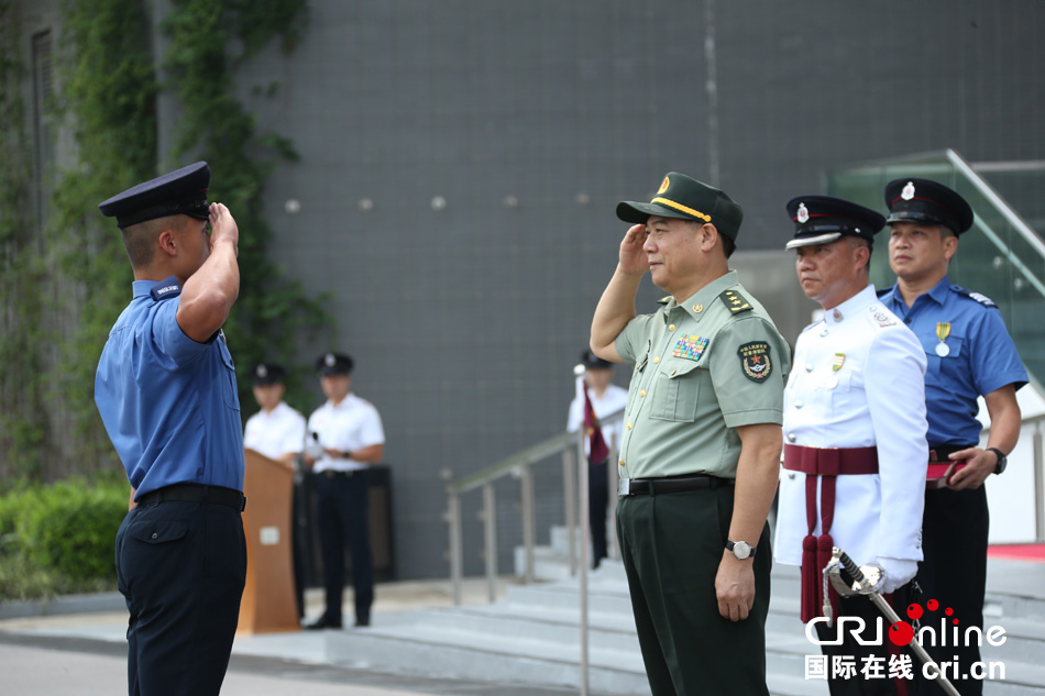 中國人民解放軍駐香港部隊司令員主持香港消防處結業會操