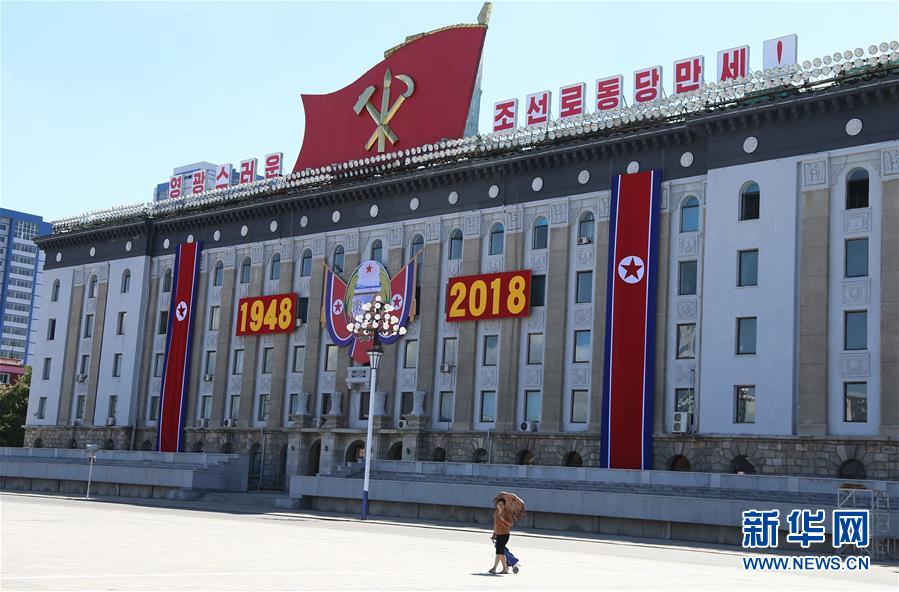 9月8日,在朝鲜首都平壤,一名女子走过金日成广场