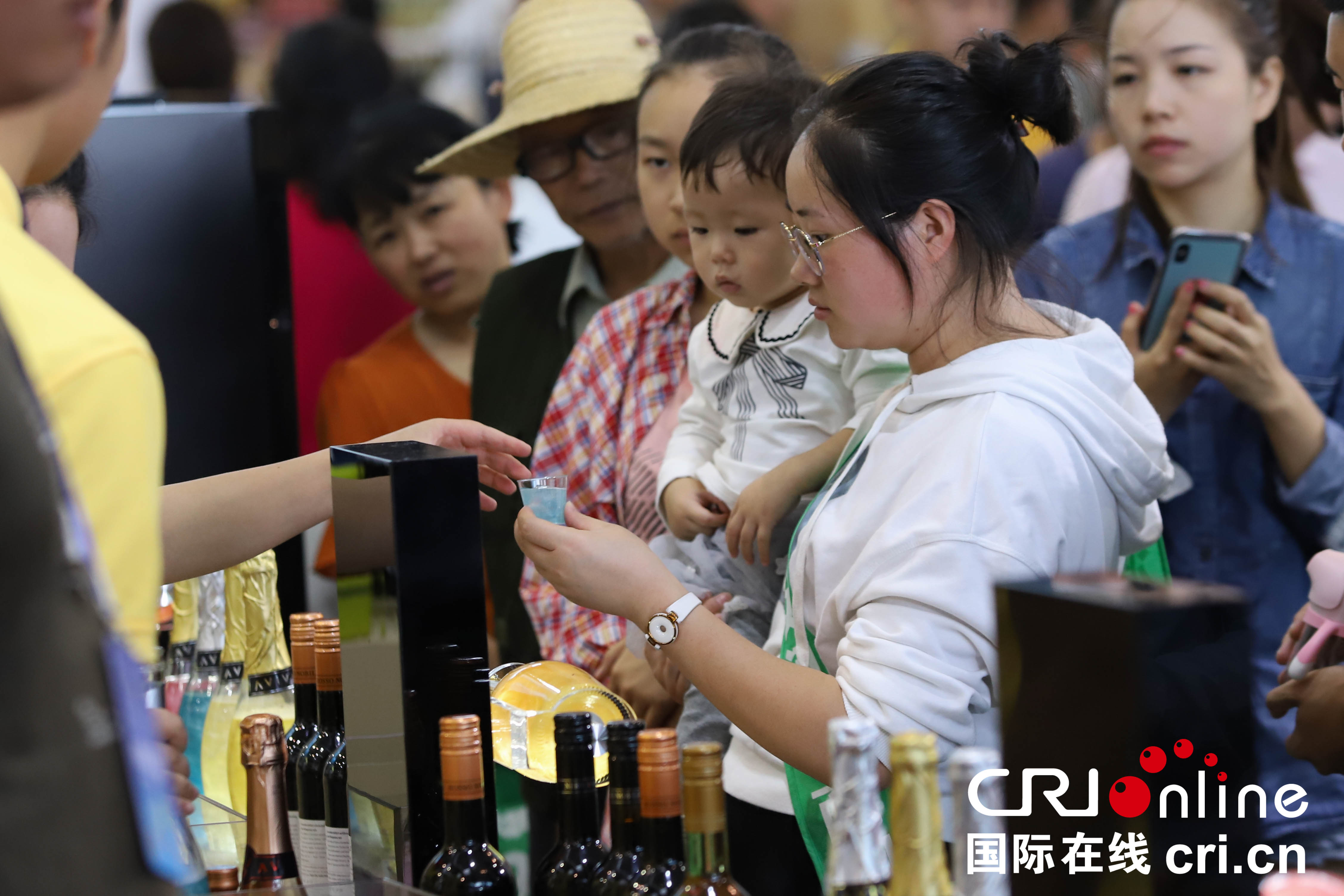 第八届中国（贵州）国际酒类博览会暨2018贵洽会在贵阳开幕（组图）