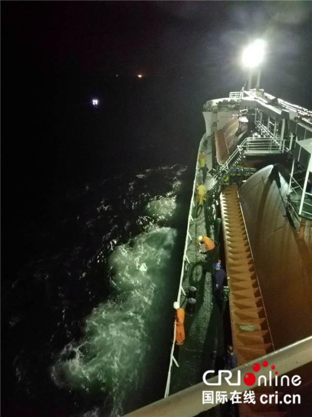 [唐已審][供稿]連續奮戰8小時 欽州海上搜救中心成功救起6名落水遇險人員