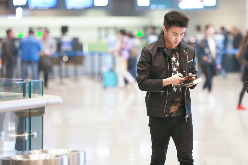 何猷君和经纪人惊现长沙 网友们的花痴症又犯了