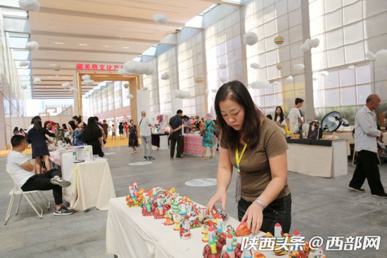 80后陕北婆姨做失传泥马马 靠非遗养不了家还得打零工